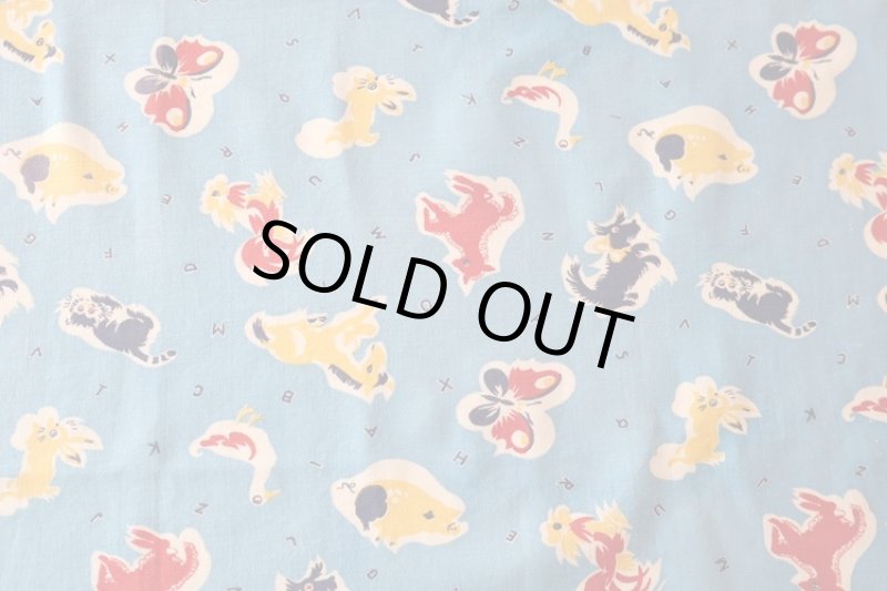 画像1: アメリカ製　ヴィンテージフィードサック　アルファベットとわんちゃん、ねこちゃん (1)