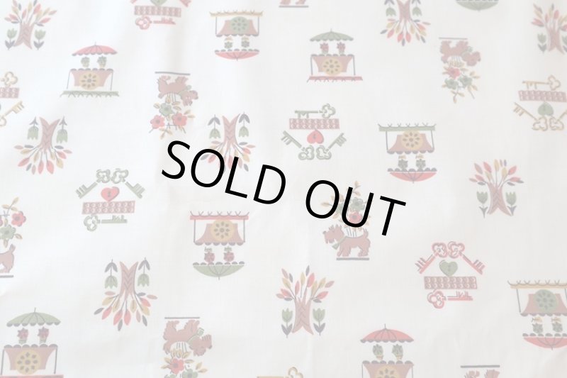 画像1: アメリカ製　ヴィンテージファブリック　ライトチンツ　テリアとお花、鍵 (1)