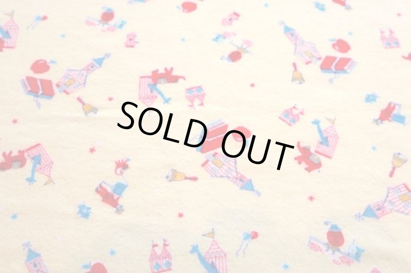 画像1: アメリカ製　ヴィンテージファブリック　コットンフランネル　スクールとリンゴ (1)