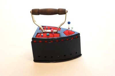 画像1: 日本製　輸出用　ヴィンテージピンクッション　アイロン