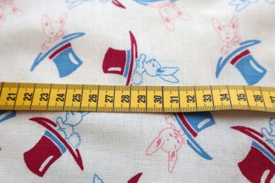 画像2: アメリカ製　ヴィンテージ　フィードサック　ファブリック  　うさちゃんとシルクハット