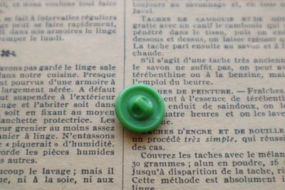 画像1: フランス製ヴィンテージガラスボタン　　グリーン