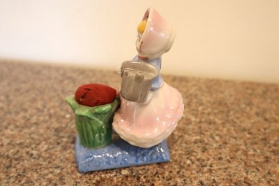 画像2: 日本製　輸出用　ヴィンテージピンクッション　女の子水やり