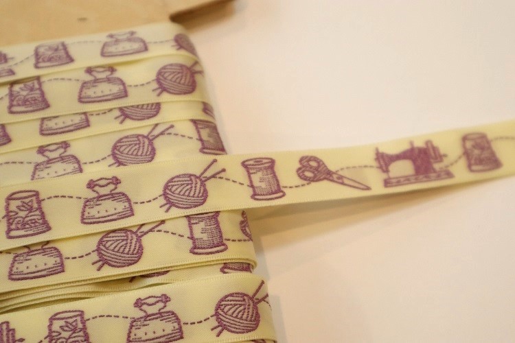 画像1: 日本製　ヴィンテージ刺繍リボン　ソーイング 　ピンクパープル (1)